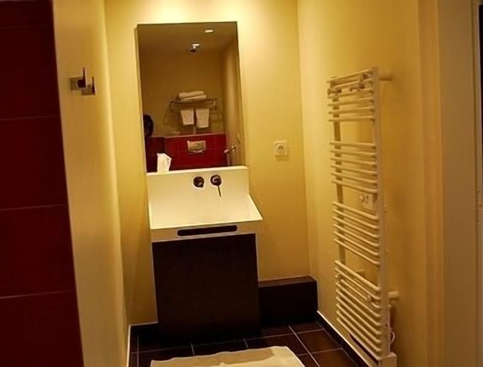 Bathroom sink