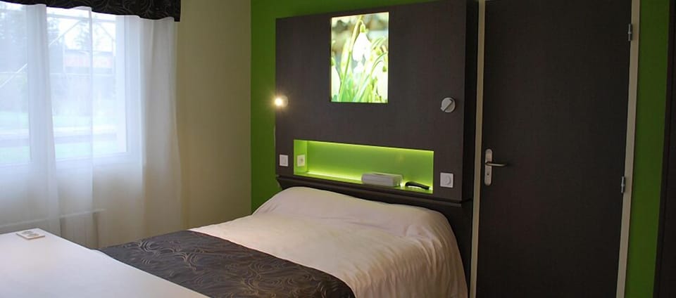 Standard Double Room | In-room safe, desk, soundproofing, free WiFi