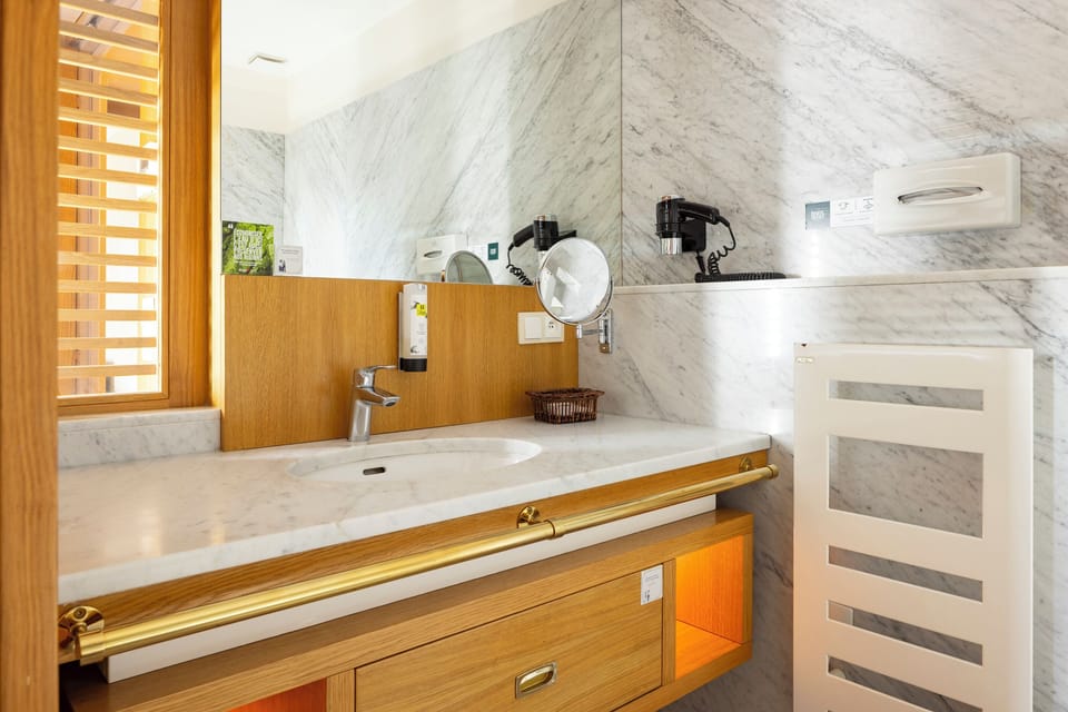 Comfort Double Room | Bathroom | Free toiletries, hair dryer, towels