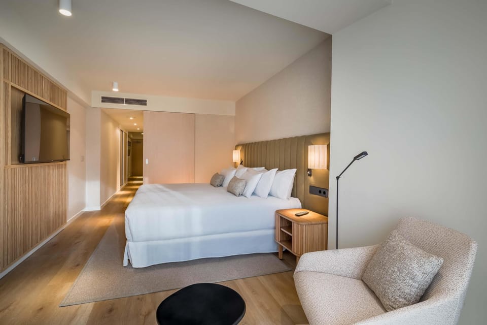 Premium bedding, down comforters, minibar, in-room safe