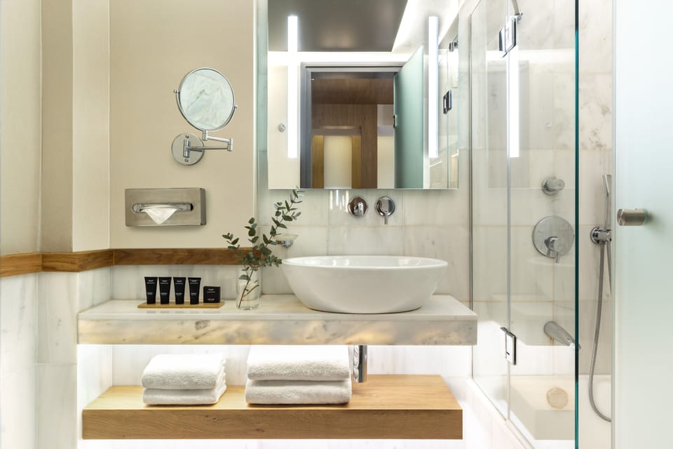 Junior Suite | In-room safe, desk, blackout drapes, soundproofing