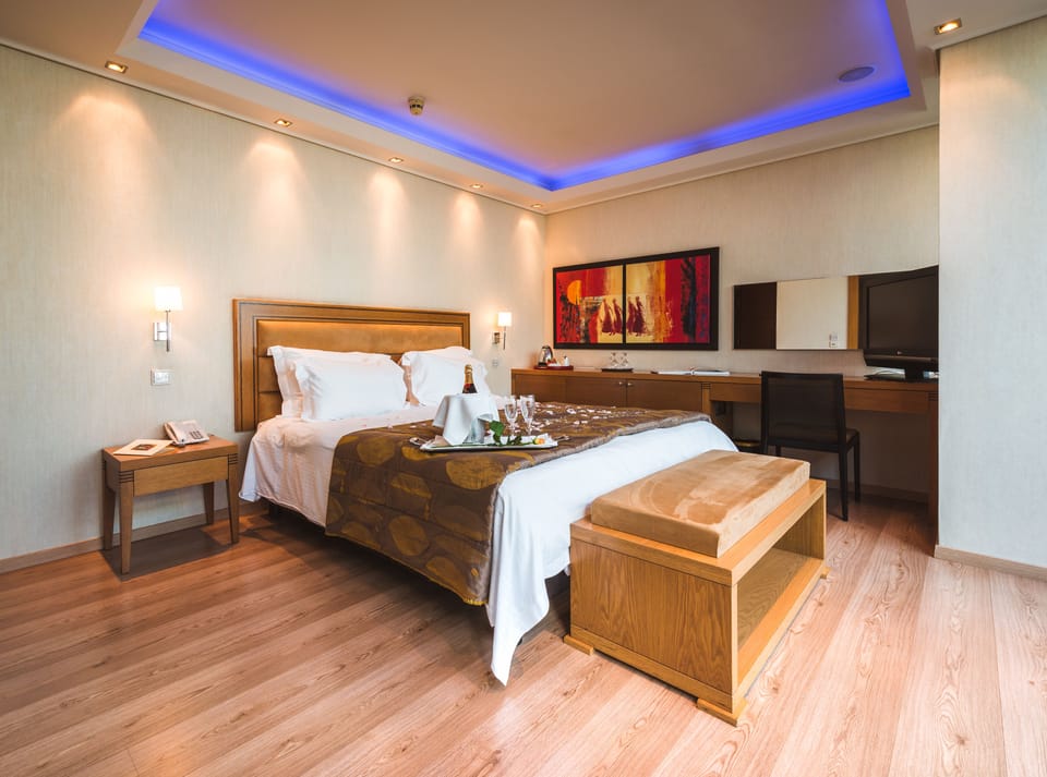 Executive Suite | In-room safe, desk, blackout drapes, soundproofing