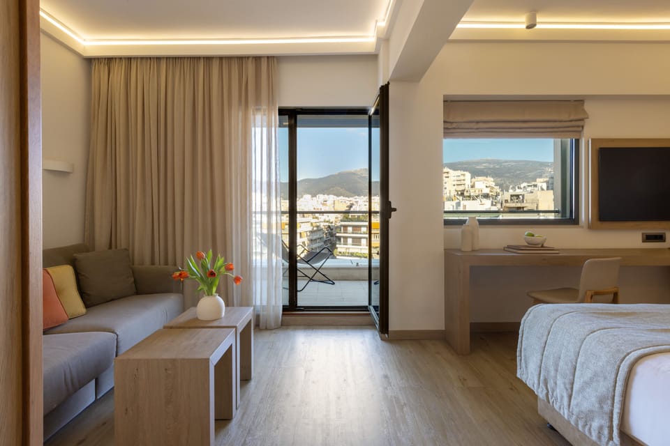 Junior Suite | In-room safe, desk, blackout drapes, soundproofing