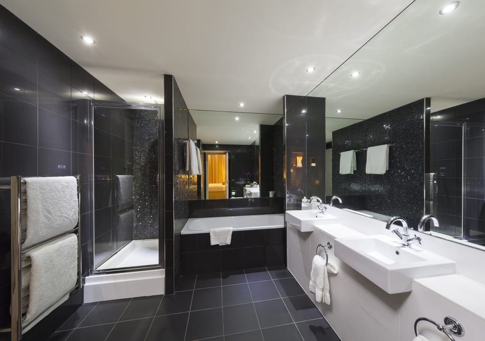Suite | Bathroom | Free toiletries, hair dryer, towels