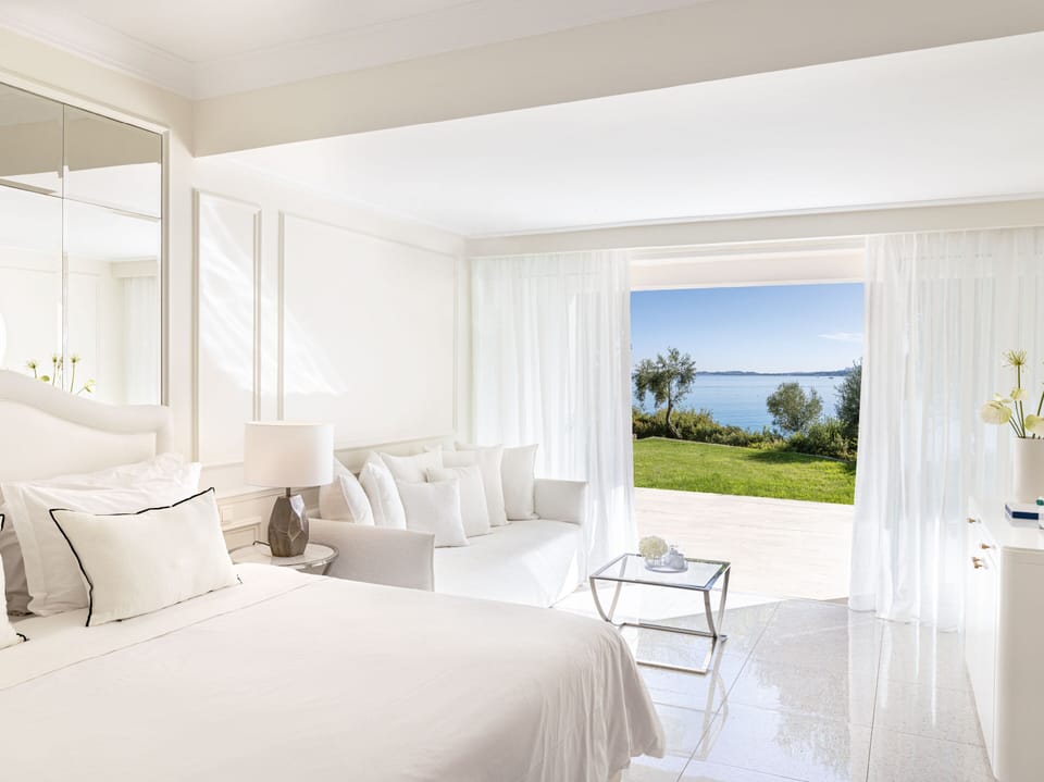 Junior Suite Waterfront | Premium bedding, minibar, in-room safe, blackout drapes