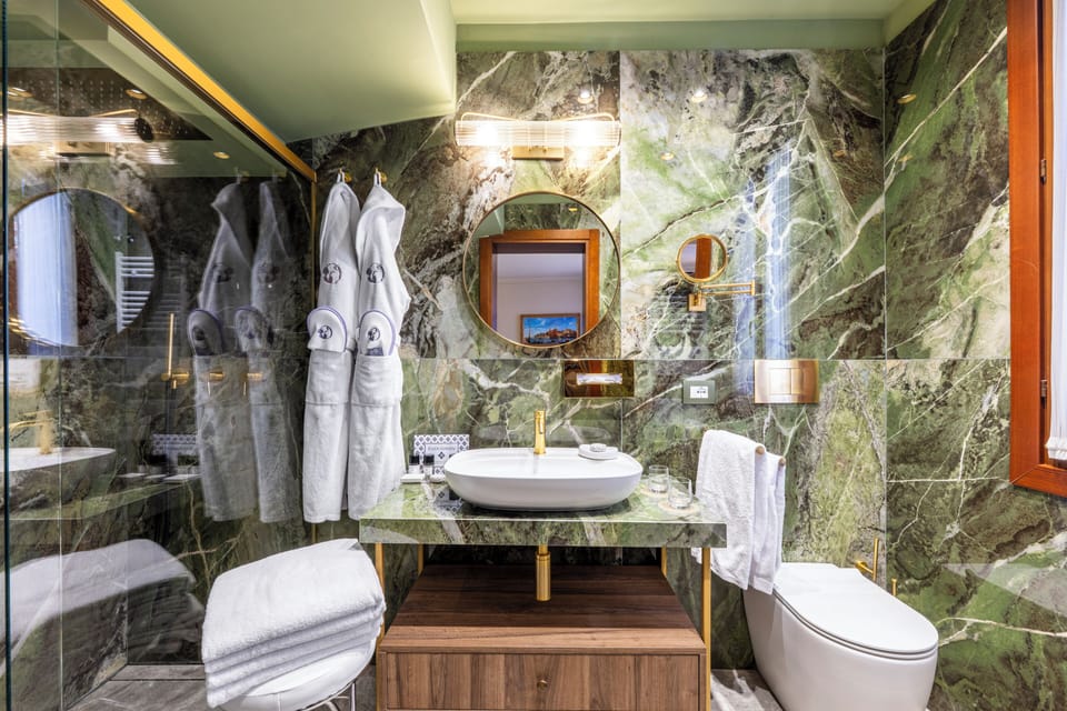 Deluxe Quadruple Room | Bathroom | Free toiletries, hair dryer, slippers, bidet