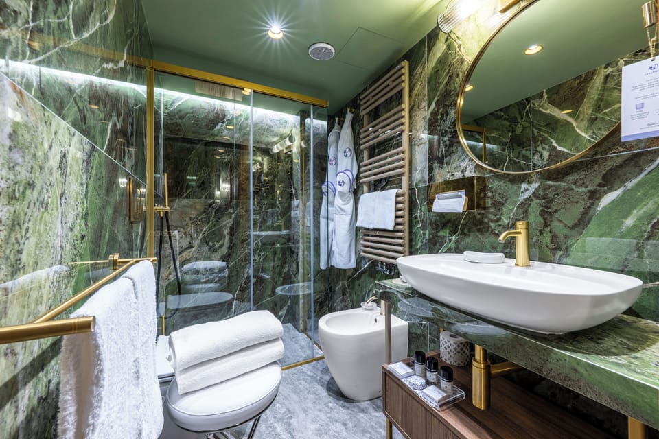 Deluxe Double Room, Canal View | Bathroom | Free toiletries, hair dryer, slippers, bidet