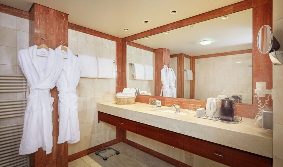 Superior Double Room | Bathroom | Free toiletries, hair dryer, towels