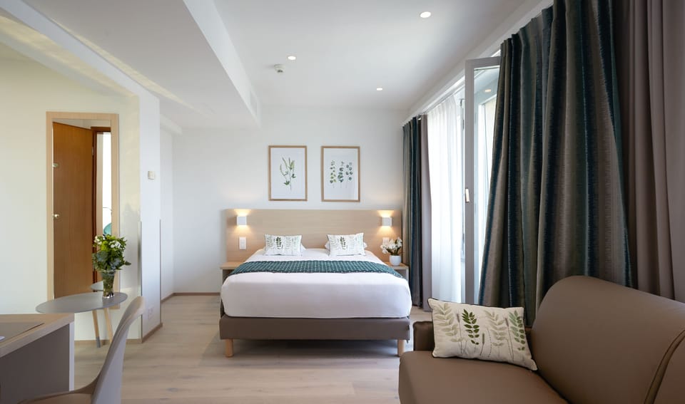 Superior Double Room | In-room safe, desk, blackout drapes, soundproofing