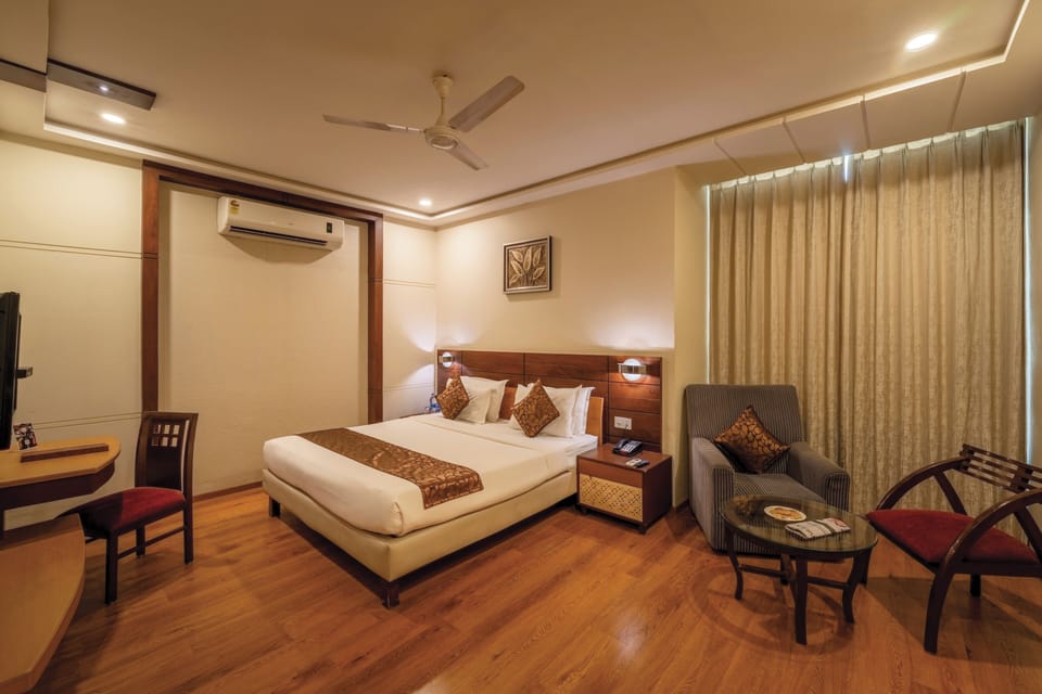 Deluxe Room | Memory foam beds, in-room safe, desk, iron/ironing board (on request)