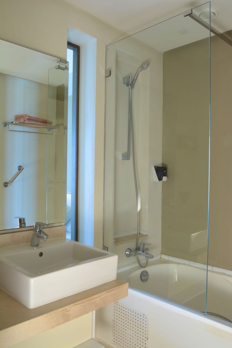 Combined shower/tub, free toiletries, hair dryer, towels