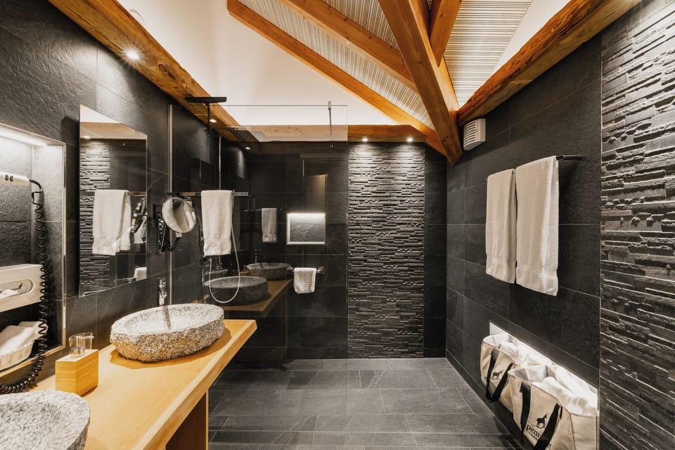 Double Room | Bathroom | Free toiletries, hair dryer, bathrobes, slippers