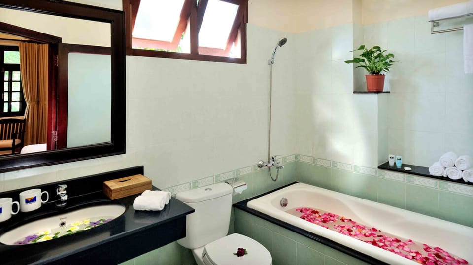 Deluxe Room, Pool View | Bathroom | Free toiletries, hair dryer, slippers, towels