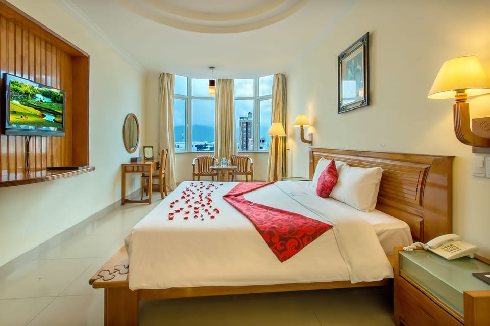 Suite, 1 King Bed, Balcony, City View | Minibar, in-room safe, desk, WiFi (free)