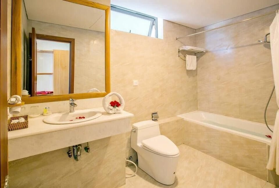 Family Room | Bathroom | Shower, hair dryer, towels, soap