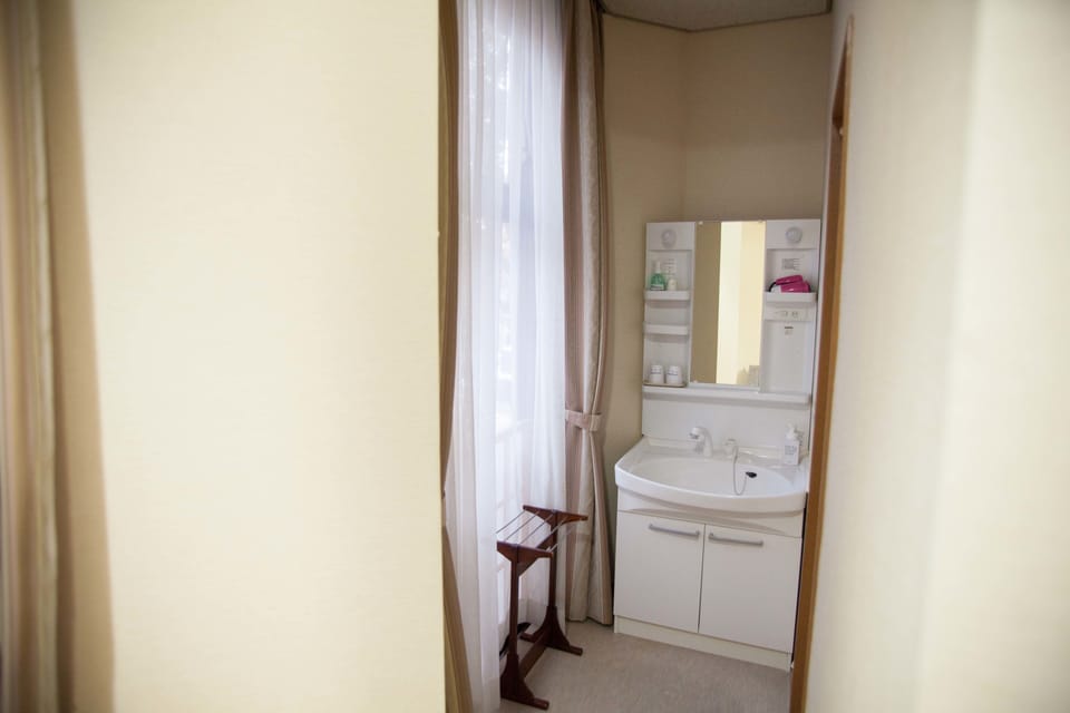 Bathroom sink