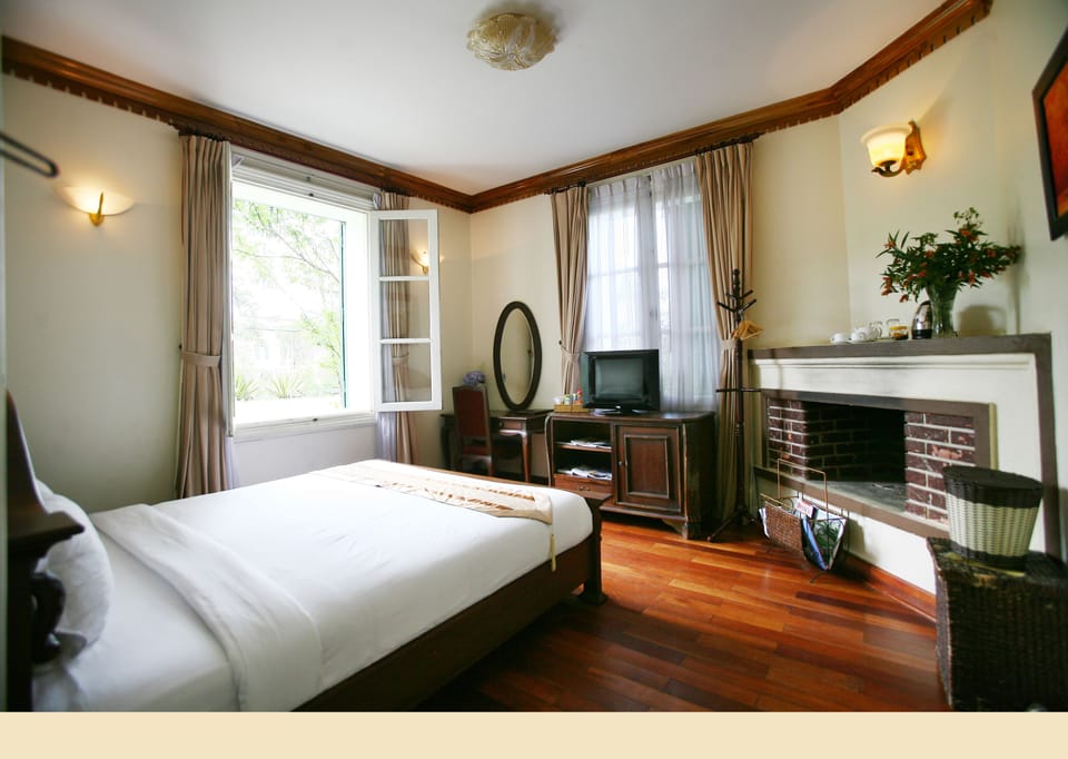 Deluxe Room | Minibar, in-room safe, desk, blackout drapes