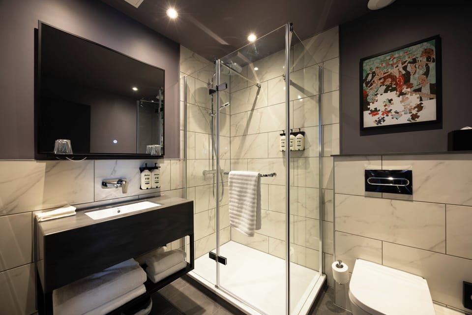 Standard Room | Bathroom | Combined shower/tub, free toiletries, hair dryer, towels