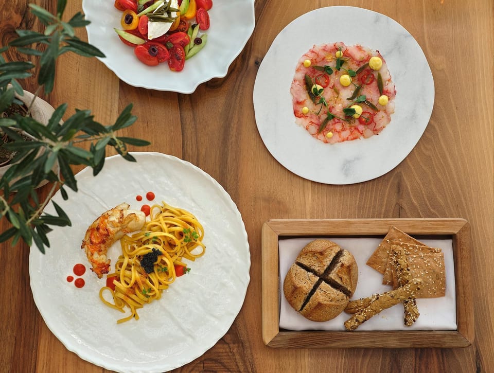 2 restaurants; breakfast, lunch, and dinner served
