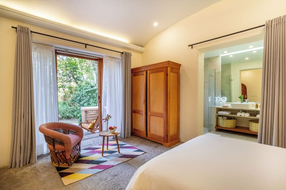 Deluxe Queen | Premium bedding, down comforters, Select Comfort beds, WiFi (free)