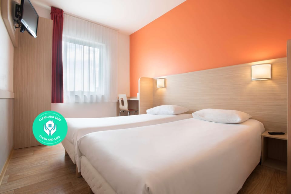 Standard Room, 2 Twin Beds | Business center