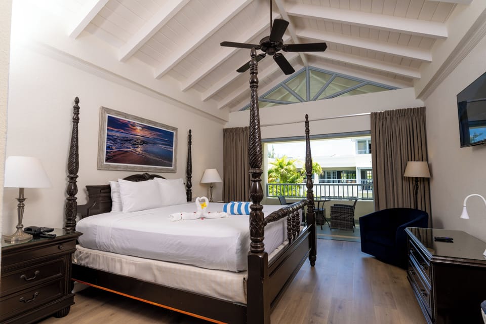 Deluxe Room, Courtyard View | Pillowtop beds, in-room safe, blackout drapes, iron/ironing board