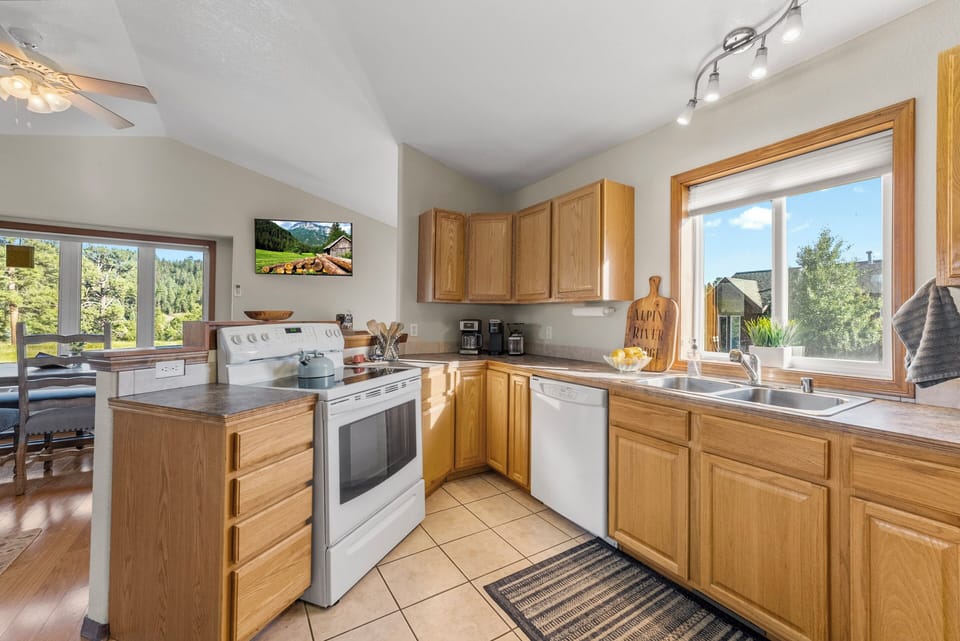Fully equipped kitchen—ideal for family meals and extended stays.
