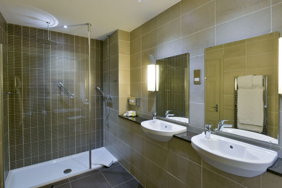 Club King Room | Bathroom | Combined shower/tub, free toiletries, hair dryer, towels