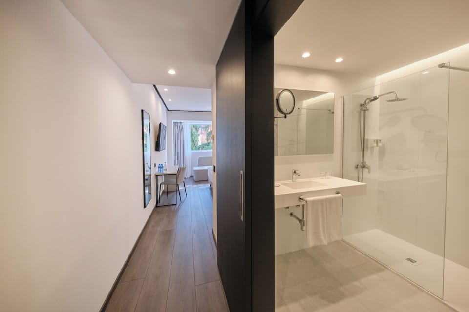 Combined shower/tub, free toiletries, hair dryer, bidet