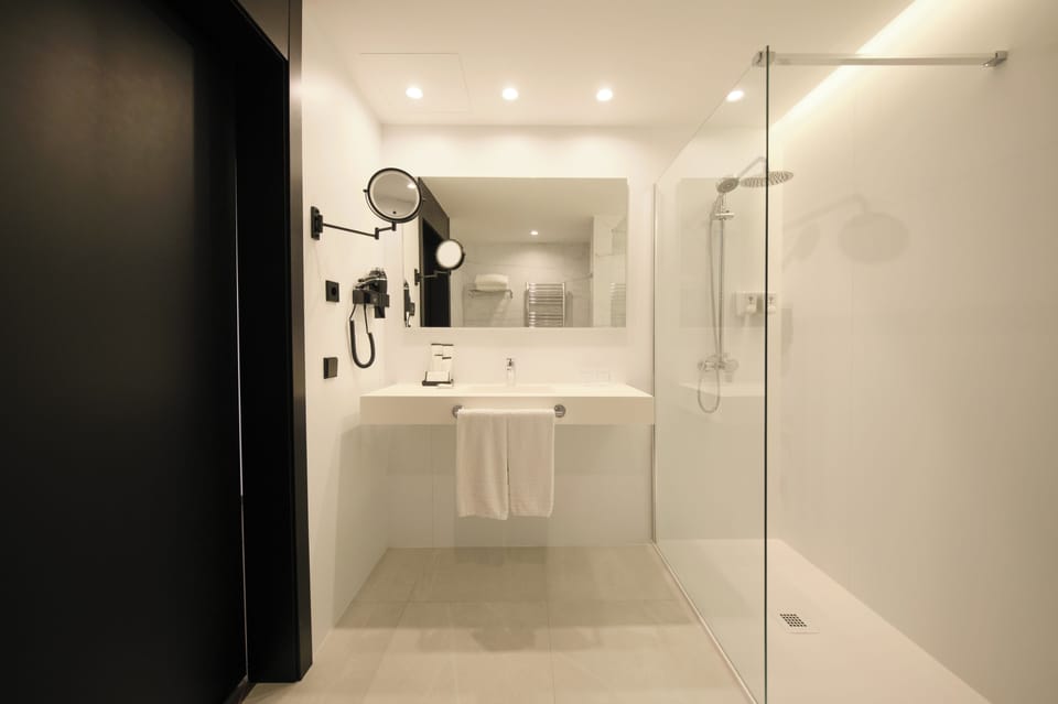 Combined shower/tub, free toiletries, hair dryer, bidet