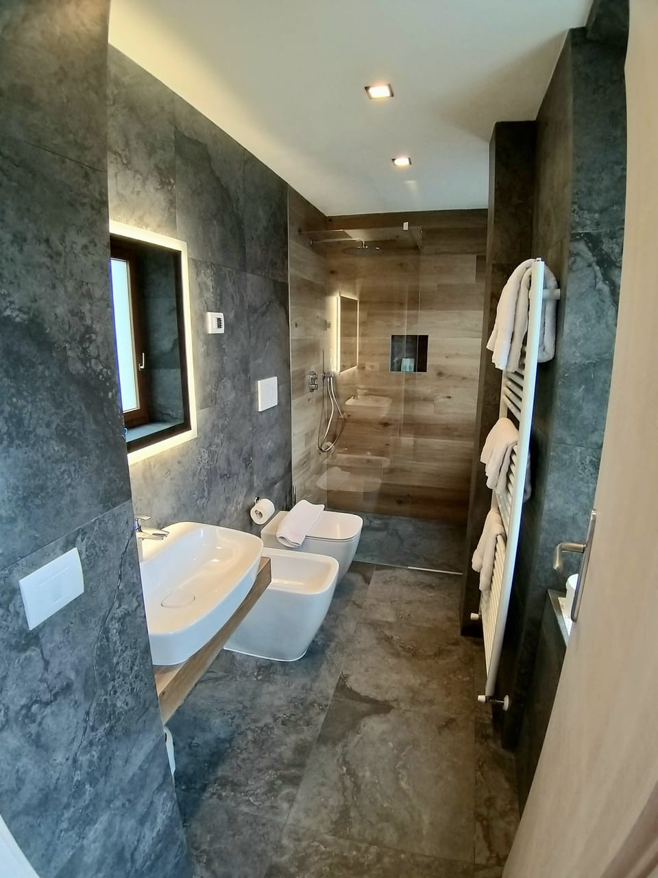 Standard Double or Twin Room | Bathroom | Shower, rainfall showerhead, free toiletries, bidet