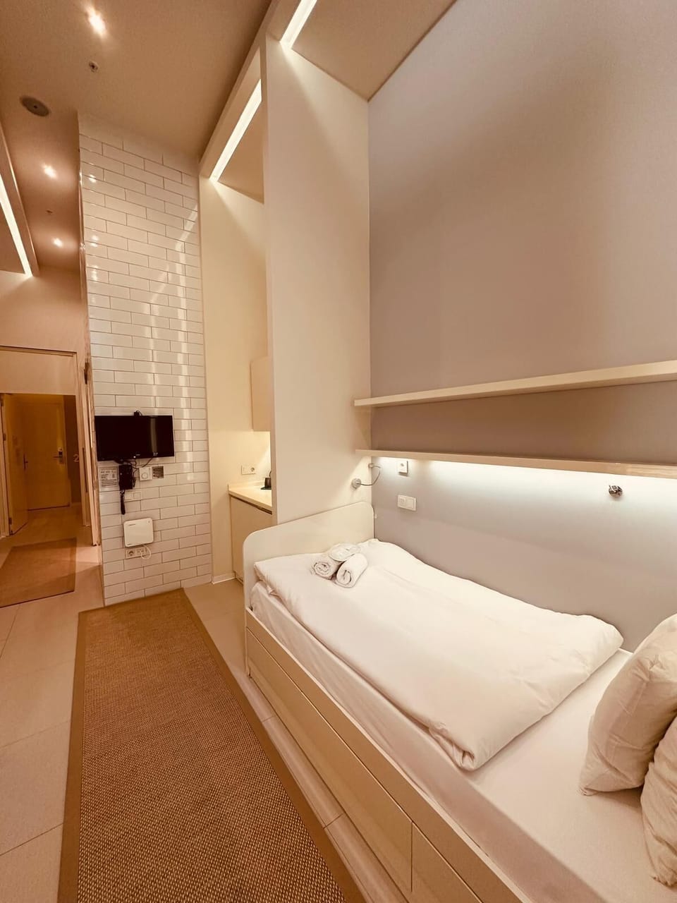 Standard Single Room, Bathtub Grab Bars | Premium bedding, in-room safe, desk, soundproofing