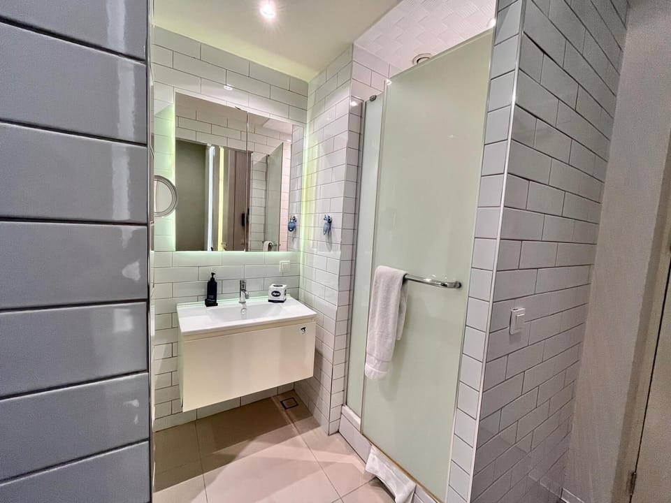 Standard Single Room | Bathroom | Shower, rainfall showerhead, slippers, towels