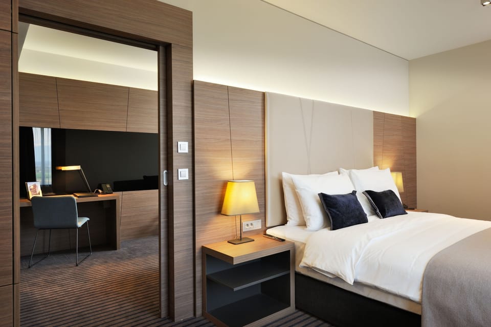 Junior Suite, 1 King Bed | Minibar, in-room safe, desk, blackout drapes