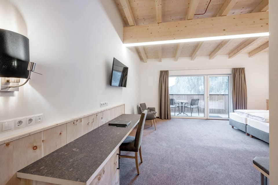 Junior Suite | In-room safe, desk, free WiFi, bed sheets