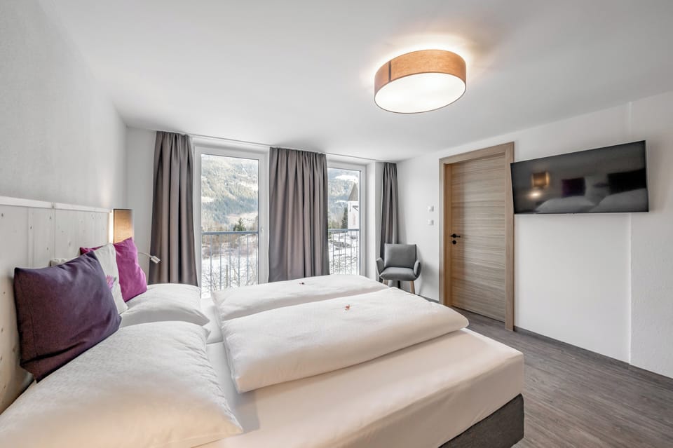 Double Room | In-room safe, desk, free WiFi, bed sheets