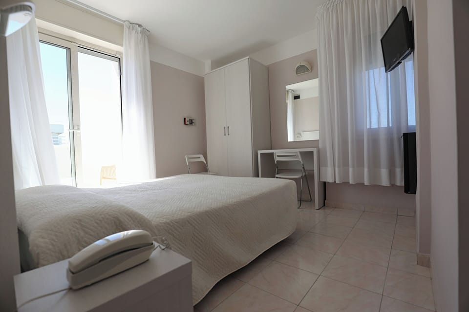Comfort Double Room, Balcony | Minibar, in-room safe, desk, laptop workspace