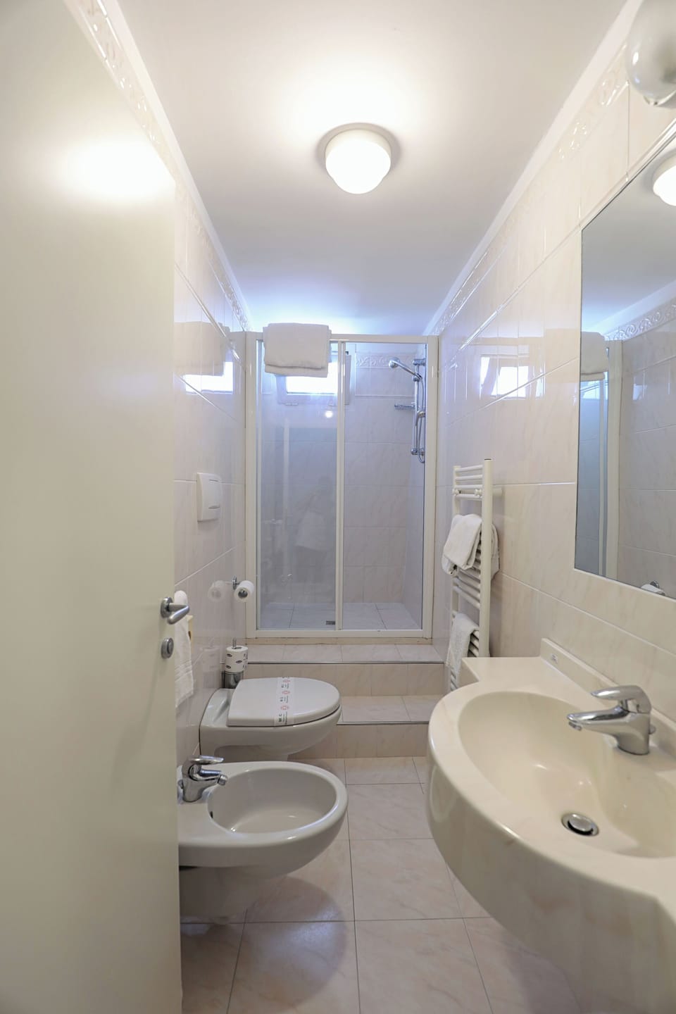 Comfort Double Room, Balcony | Bathroom | Shower, free toiletries, hair dryer, bidet