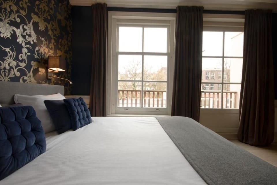 Comfort Room | Minibar, in-room safe, desk, laptop workspace