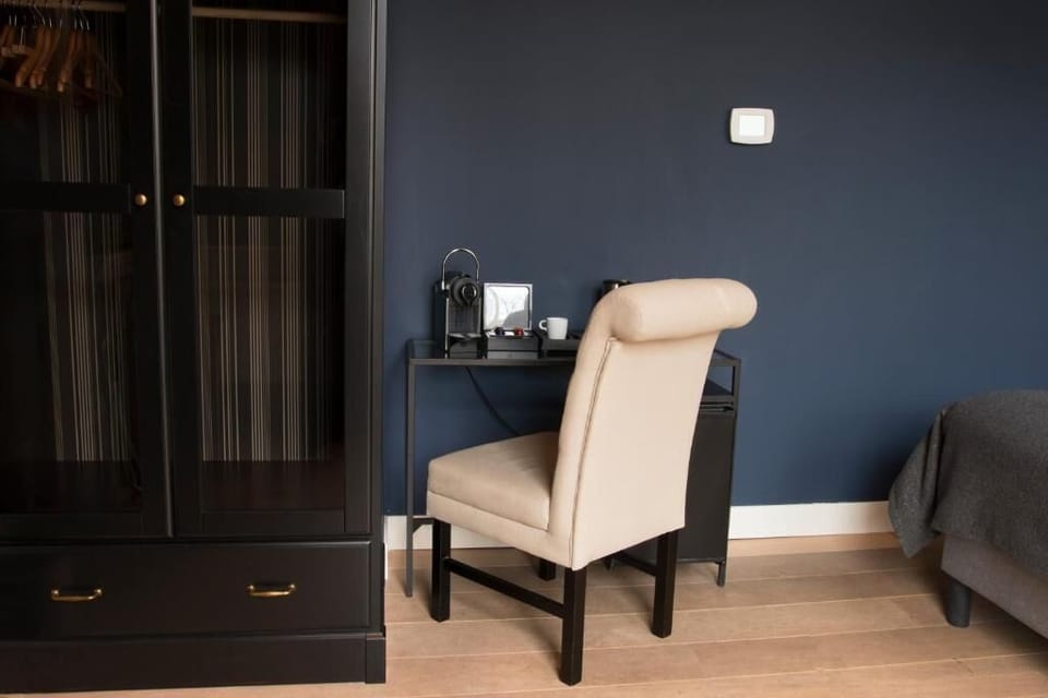 Comfort Room | Minibar, in-room safe, desk, laptop workspace