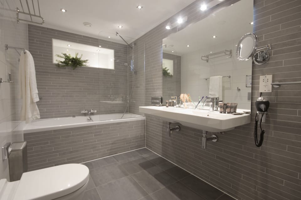 Apartment | Bathroom | Free toiletries, towels