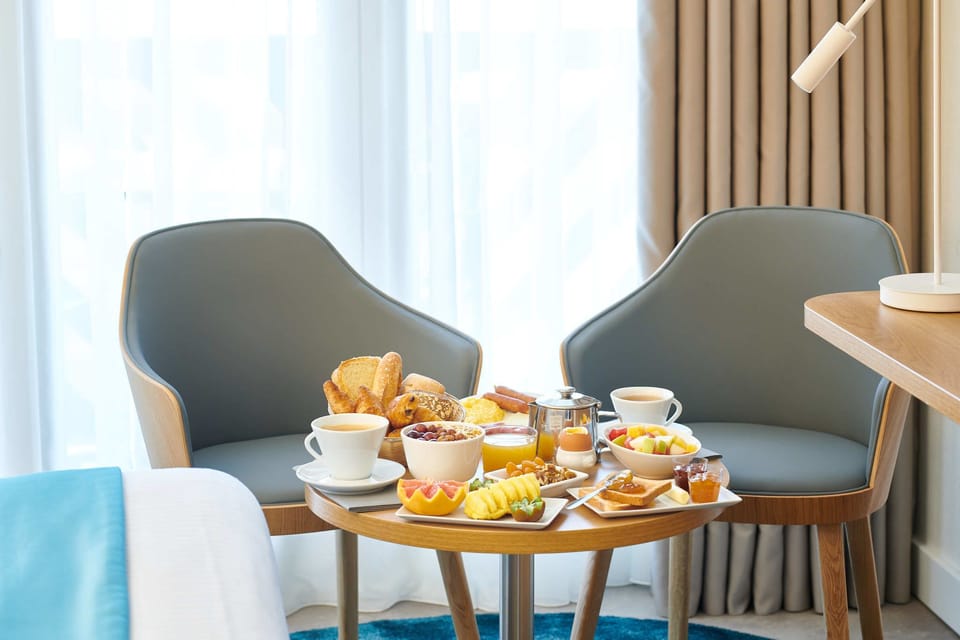Daily buffet breakfast for a fee
