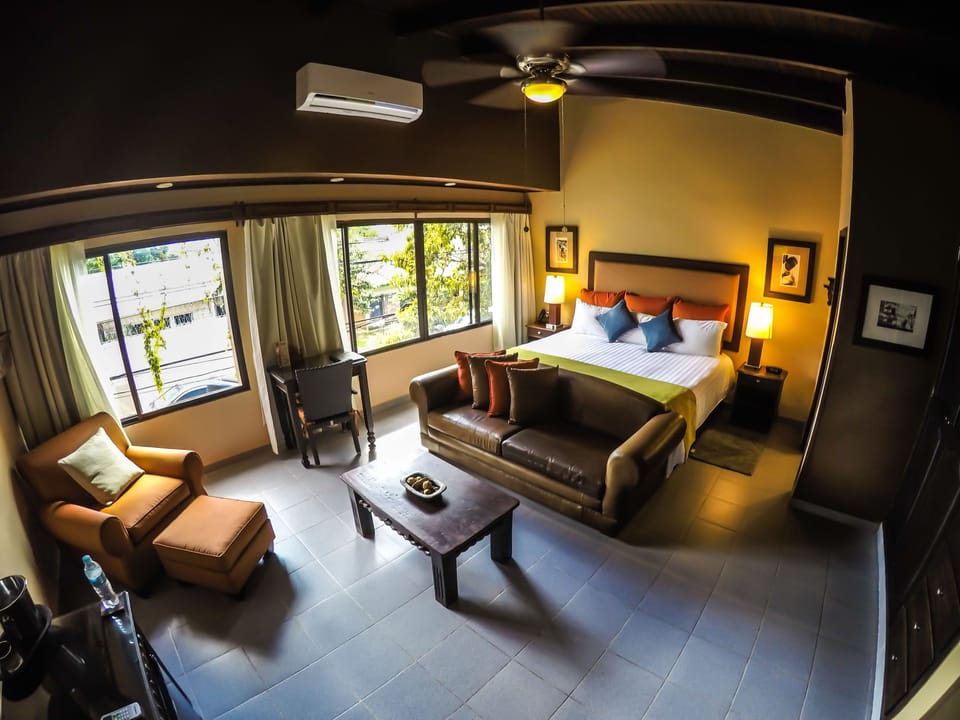 Deluxe Suite, 1 King Bed | Egyptian cotton sheets, premium bedding, down comforters