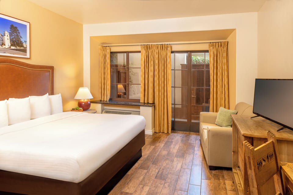 Standard Room, 1 King Bed (Superior King) | Desk, iron/ironing board, WiFi (free), bed sheets