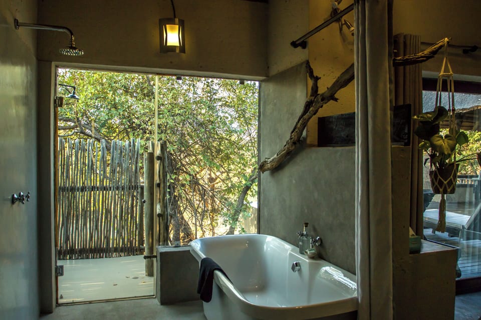 Luxury Suite, Billy's Lodge | Bathroom | Eco-friendly toiletries, hair dryer, towels, soap