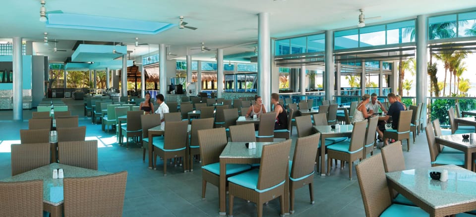 4 restaurants; breakfast, lunch, and dinner served