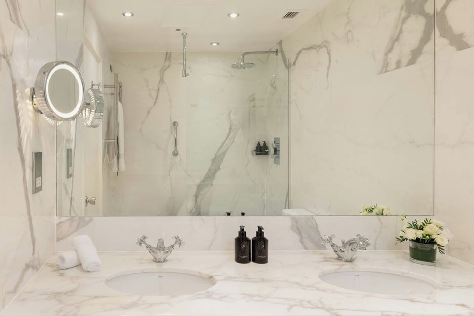 Executive Room, 1 King Bed | Bathroom | Combined shower/tub, designer toiletries, hair dryer, bathrobes