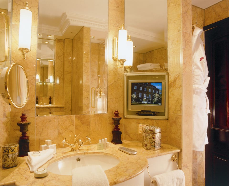 Double Room (Royal Themed) | Bathroom | Combined shower/tub, designer toiletries, hair dryer, bathrobes