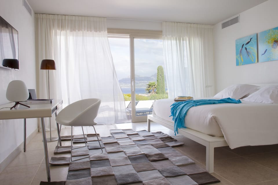 Premium bedding, in-room safe, blackout drapes, soundproofing