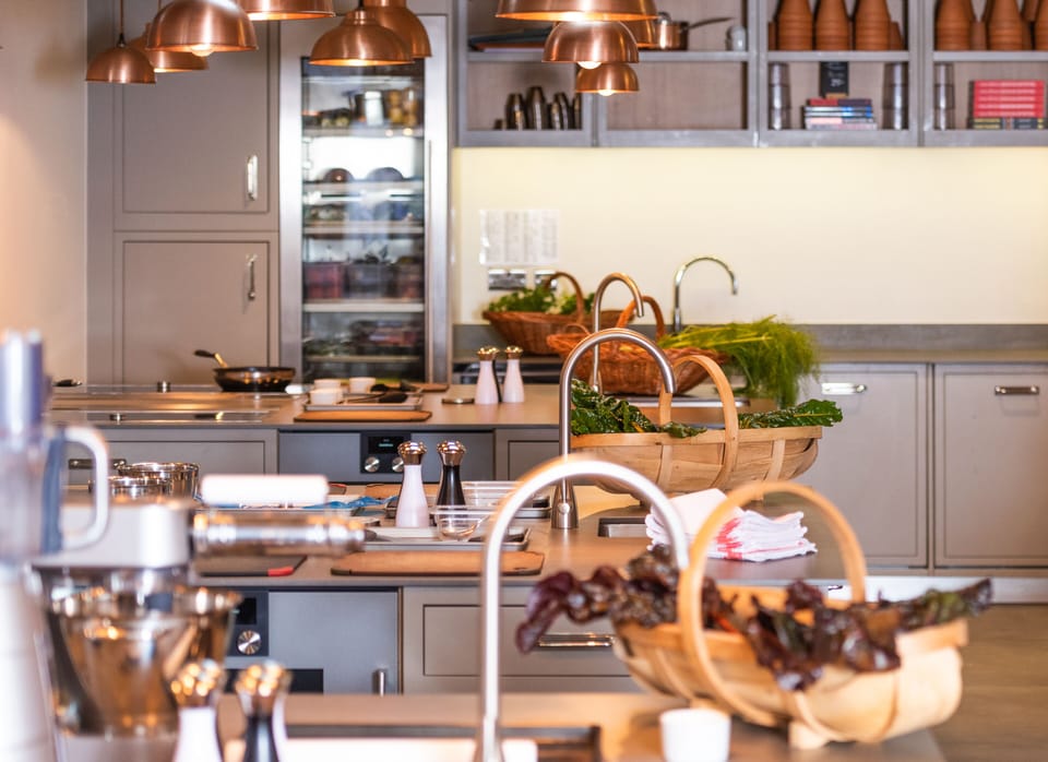 2 restaurants, breakfast, lunch, dinner served; British cuisine